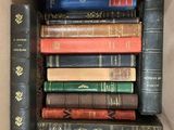beaucoup de livres dans une boîte posée sur le sol