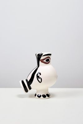 un vase blanc orné d'un motif noir et blanc