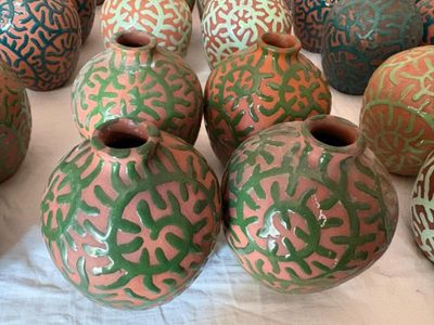 de nombreux vases posés sur une table