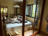 une chambre avec un lit et un miroir accroché au mur