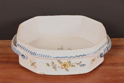 un bol blanc orné de fleurs bleues et jaunes
