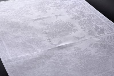 une feuille de papier sur laquelle figure une image, posée sur une table