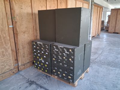 une pile de boîtes sur une palette dans un entrepôt
