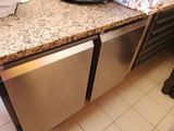 une photo d'une cuisine avec un lave-vaisselle et un lave-vaisselle