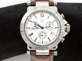 un gros plan d'une montre-bracelet montée sur un bracelet