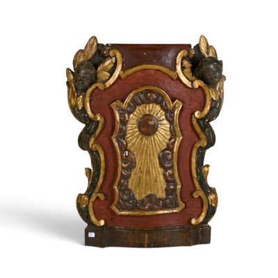 un vase rouge et doré sur lequel figure une image de Jésus