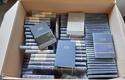 un carton rempli de livres et d'autres livres
