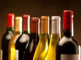 des bouteilles de vin alignées sur une table