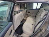l'intérieur d'une voiture, la portière ouverte, avec le siège conducteur visible