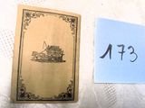 un livre sur lequel figure l'image d'un bateau à côté d'une feuille de papier