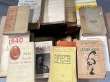 de nombreux livres anciens empilés les uns sur les autres sur une table