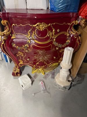 un lit rouge orné de motifs dorés, dans une chambre