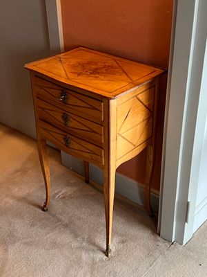 une petite table en bois surmontée d'un tiroir