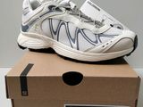 gros plan sur une paire de chaussures posée sur une boîte