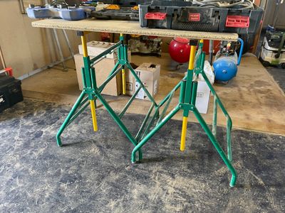 une photo d'un établi dans un garage avec des outils