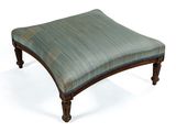 un repose-pieds rembourré dont l'assise est recouverte d'un tissu bleu et vert