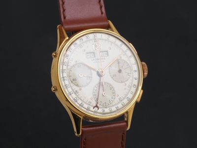 gros plan d'une montre-bracelet avec un bracelet en cuir marron