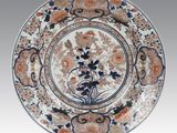 l'image d'une assiette ornée d'un motif floral