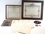 deux photographies encadrées représentant des souvenirs militaires, notamment une médaille, un certificat et d'autres objets