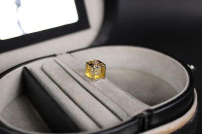 une bague placée dans un écrin contenant un bijou