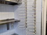 une photo d'une cuisine avec une étagère au milieu