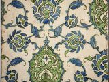 un vieux carrelage orné de fleurs bleues et vertes