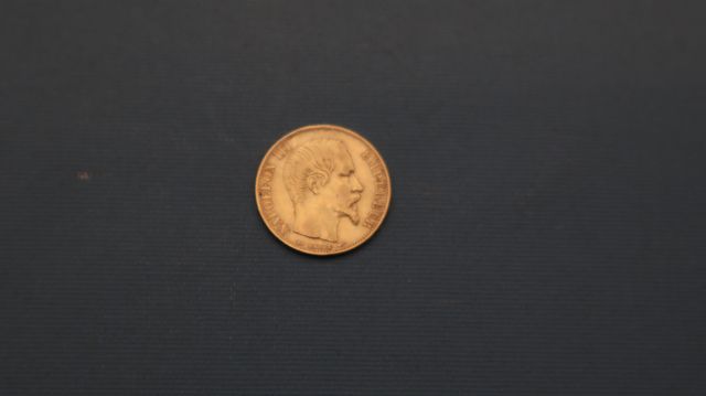Une pièce de monnaie en or à valeur faciale de 20 francs Français...