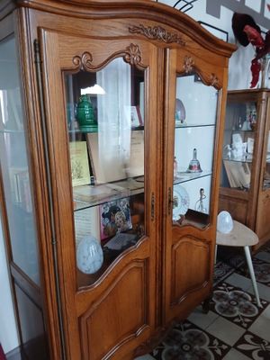un meuble en bois avec des portes en verre dans une pièce