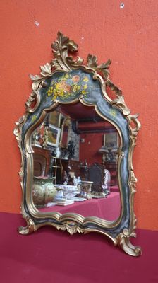 un miroir posé sur une table devant un mur