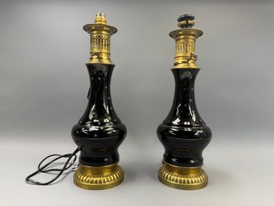paire de lampes de table noires et dorées