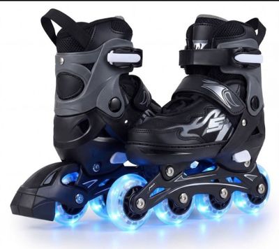 une paire de patins à roulettes noirs avec des roues bleues sur fond blanc
