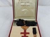 une image représentant une boîte contenant une médaille et une croix
