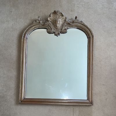 un miroir accroché au mur au-dessus d'un lavabo