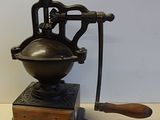 un moulin à café posé sur une table à côté d'une boîte en bois