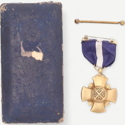 un vieux livre orné d'un ruban violet et d'une croix dorée