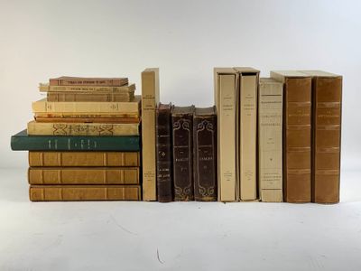 plusieurs livres sont empilés sur une surface blanche
