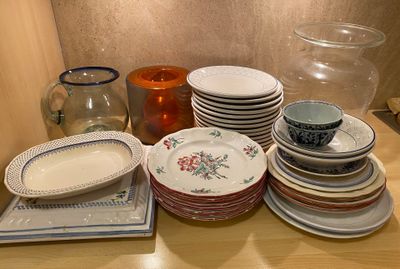 many plates and bowls sitting on a table