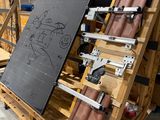 une palette en bois sur laquelle est posée une grande feuille de papier