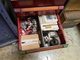 un tiroir rempli d'outils divers dans un garage