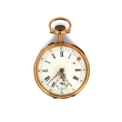 une montre de poche en or avec des chiffres romains sur le cadran