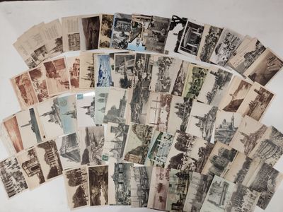 un lot de vieilles cartes postales sur une table