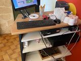 un bureau d'ordinateur équipé d'un écran et d'un clavier