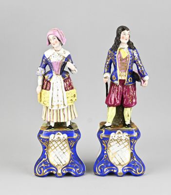 paire de figurines en porcelaine représentant un homme et une femme