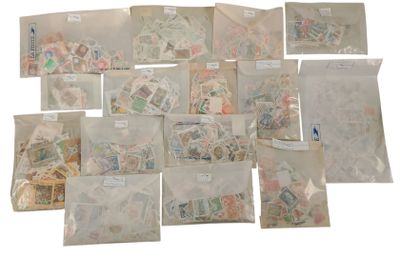 de nombreux types de timbres différents, rangés dans des sachets posés sur la table
