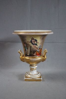 un vase avec un tableau posé sur une table
