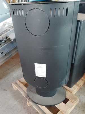 a black tank sitting on a pallet in a garage