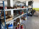 une pièce remplie de nombreuses boîtes et d'autres objets