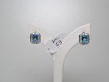 une photo d'une paire de boucles d'oreilles ornées de pierres bleues