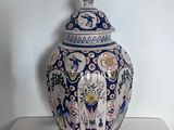 un vase bleu et blanc posé sur une table