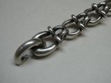 bracelet plaqué argent avec une chaîne et un fermoir, sur un fond blanc